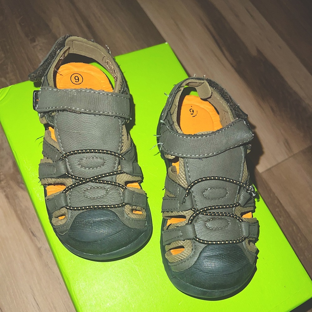 Boys outdoor shoe - size 9